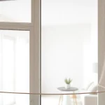 Installer moustiquaire fenetre sur mesure pour une protection efficace contre les insectes.